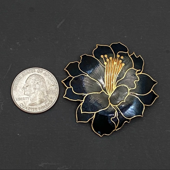 Vintage Unsigned Black Flower Enameled Brooch - Picture 7 of 12